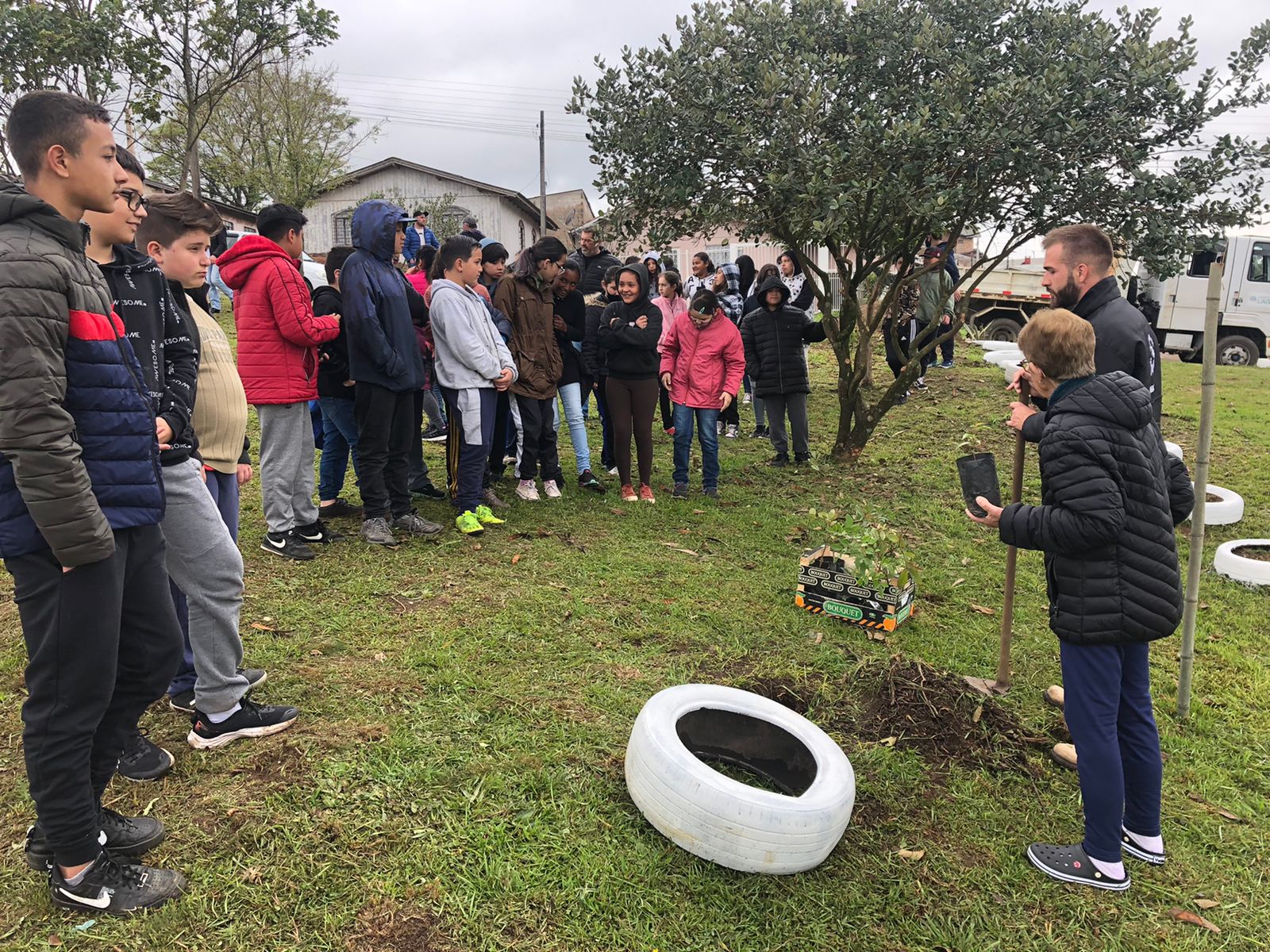 Prefeitura de Lages Praça do bairro São Miguel recebe ação ambiental em comemoração ao Dia da Árvore