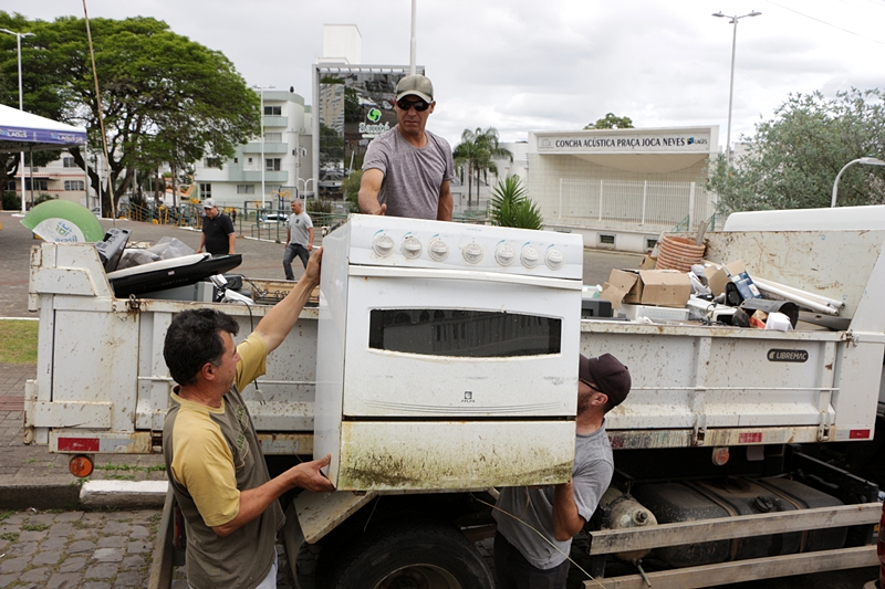 Prefeitura de Lages Mutirão de Lixo Eletrônico, da Prefeitura, movimenta o Centro de Lages