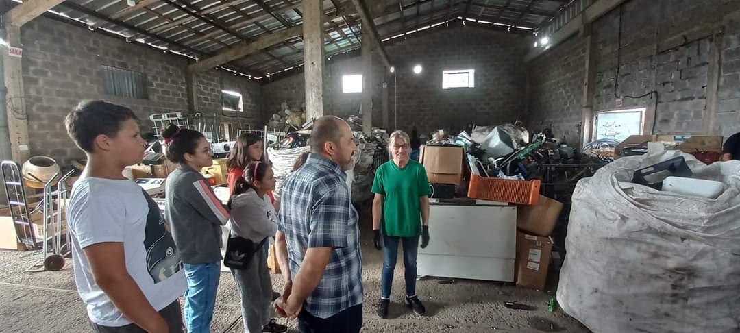 Prefeitura de Lages Agentes Mirins, da Semasa, visitam empresas de reciclagem em Lages