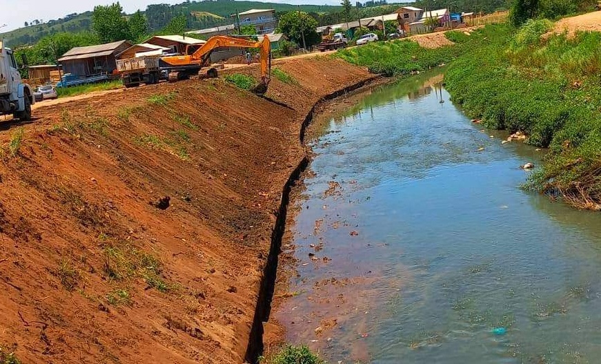 Prefeitura de Lages Defesa Civil de Lages trabalha no desassoreamento das margens do rio Carahá, entre os bairros Habitação, Bom Jesus e Caça e Tiro