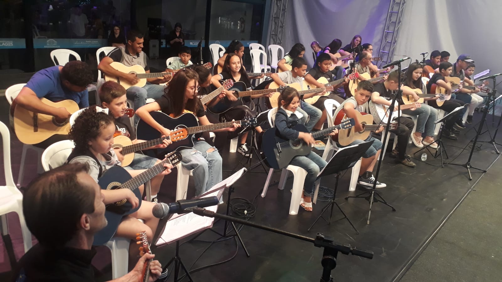 Prefeitura de Lages Noite instrumental e show de Edu Alencar no Natal Felicidade 2022