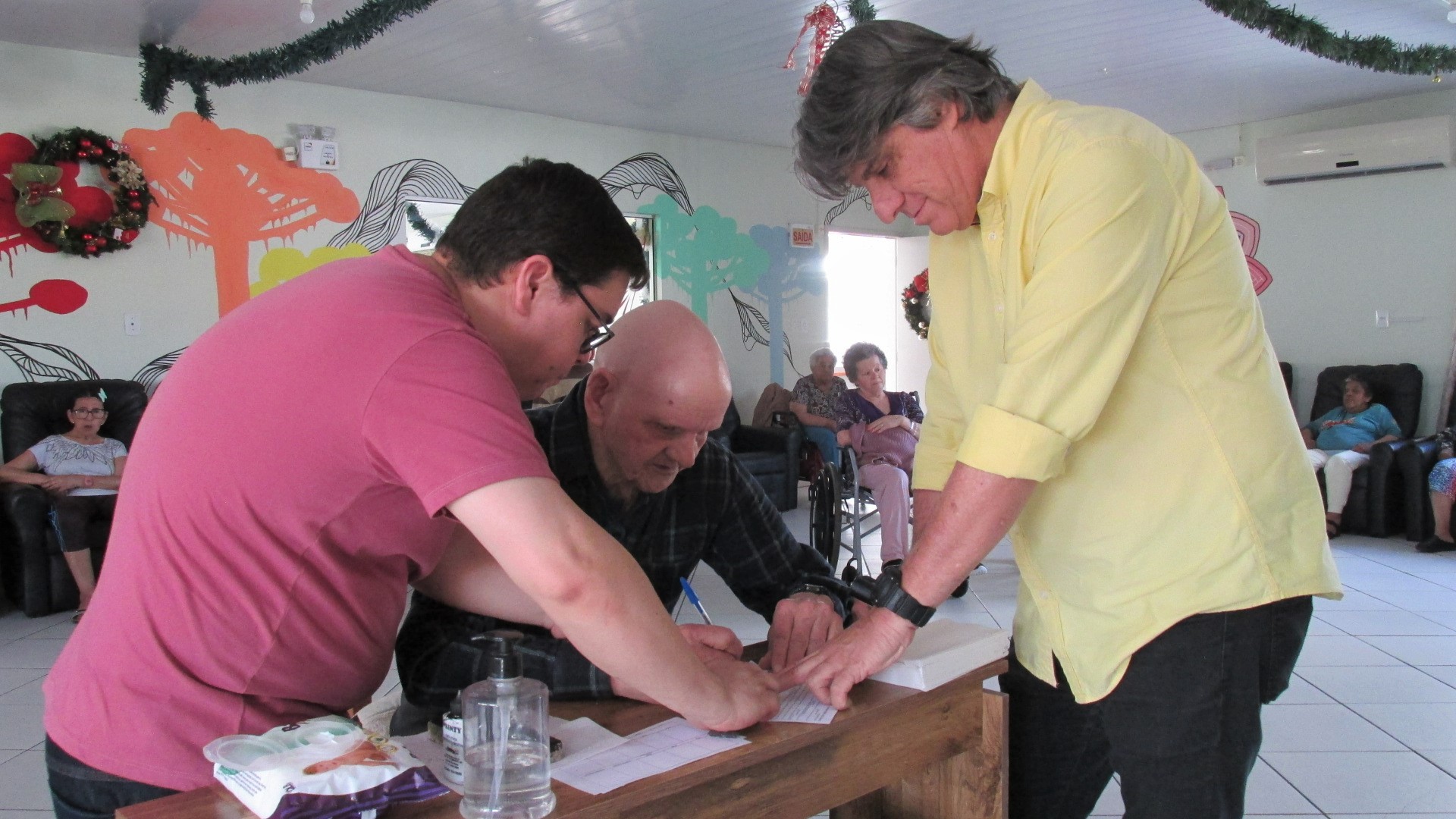 Prefeitura de Lages Balcão Cidadão, da Secretaria de Desenvolvimento Econômico e Turismo, promove ação em casa asilar para confecção de carteiras de identidade aos idosos