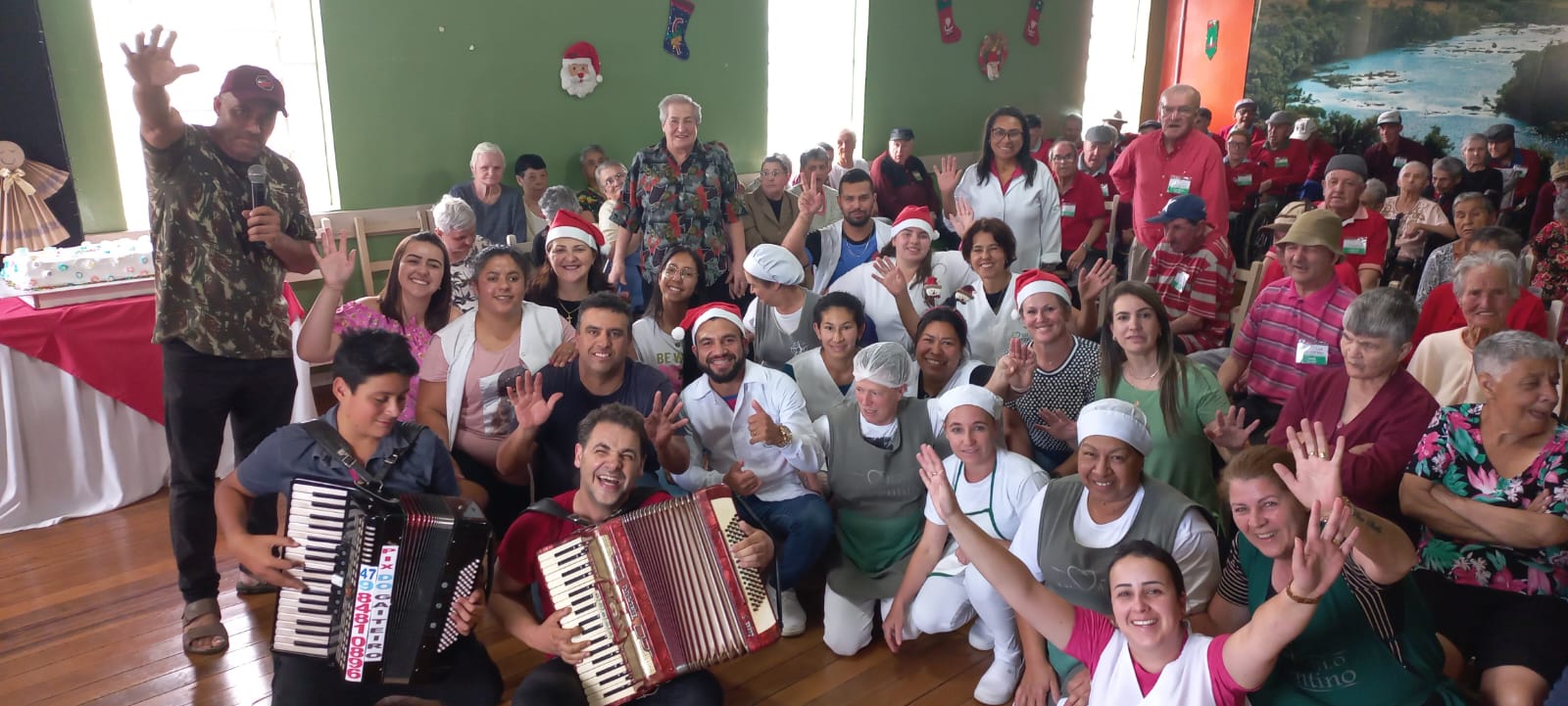 Prefeitura de Lages Música para alegrar o Natal das casas asilares e hospitais