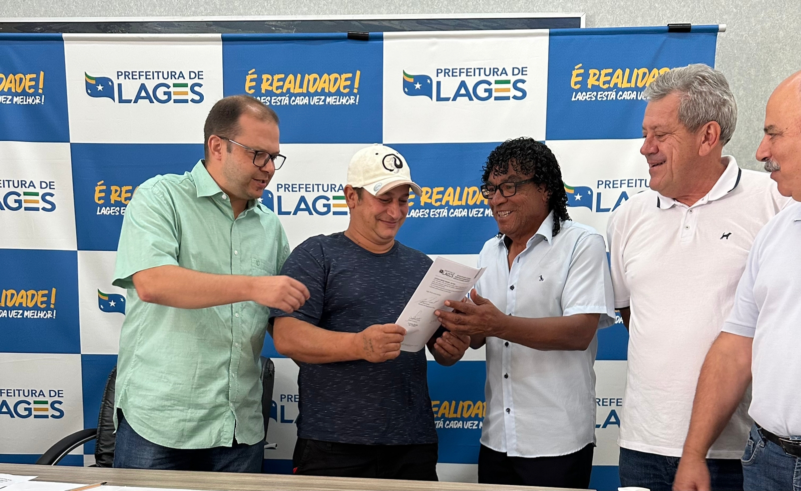 Prefeitura de Lages Prefeito em exercício Juliano Polese entrega ordem de serviço para pavimentação da rua Carlos Chagas, no bairro Gethal