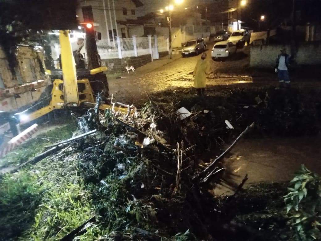 Prefeitura de Lages Secretaria de Serviços Públicos e Meio Ambiente, da Prefeitura de Lages, realiza limpeza após chuvas intensas