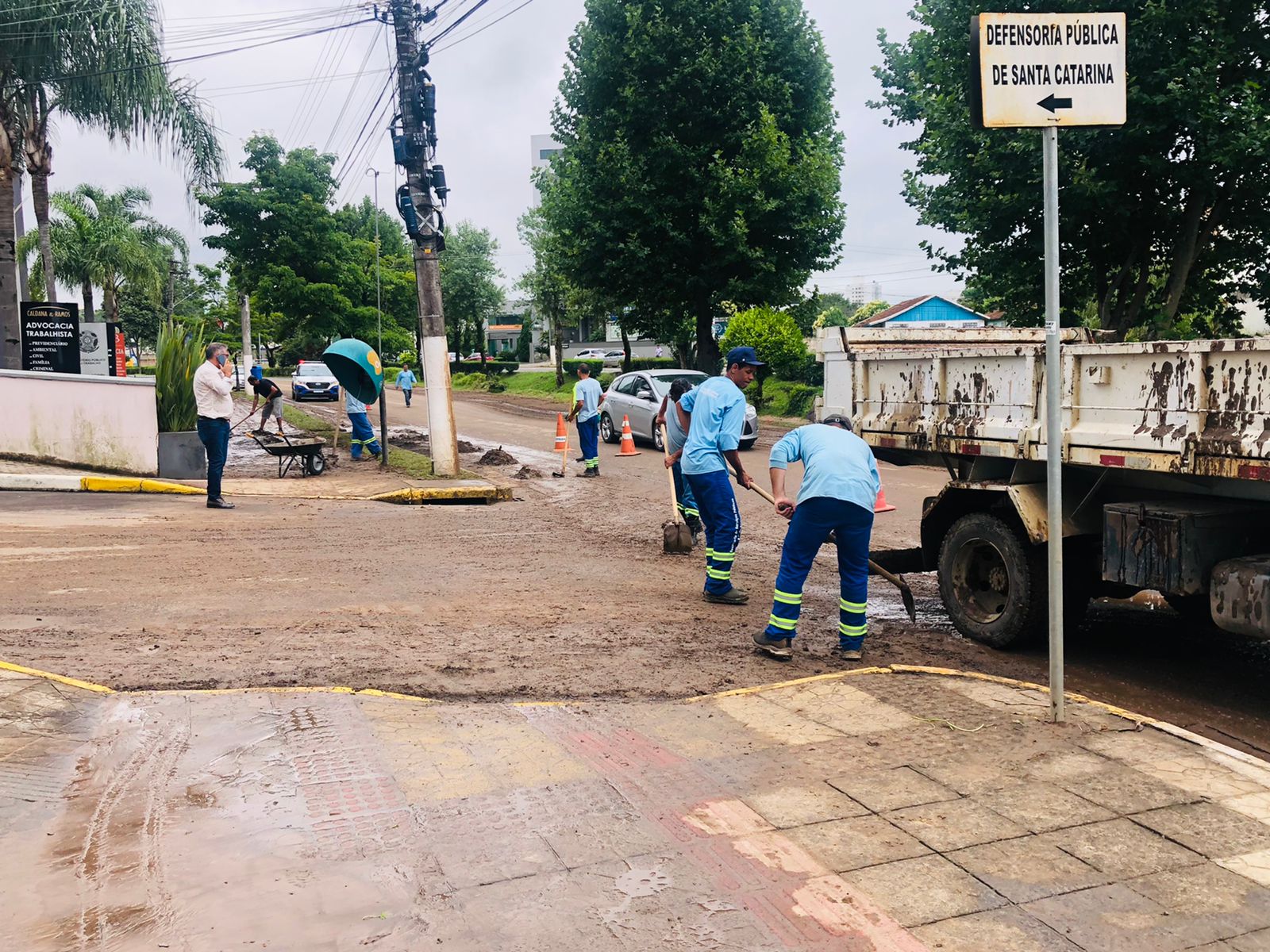 Prefeitura de Lages Prefeitura de Lages realiza limpeza de ruas e avenidas atingidas pelas enxurradas e alagamentos