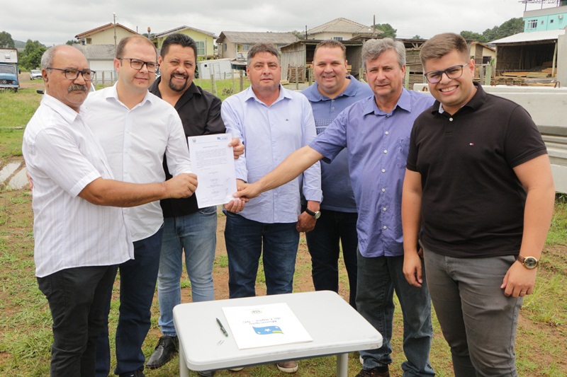 Prefeitura de Lages Prefeito em exercício Juliano Polese entrega ordem de serviço para pavimentação asfáltica, da etapa 2, da avenida Ponte Grande