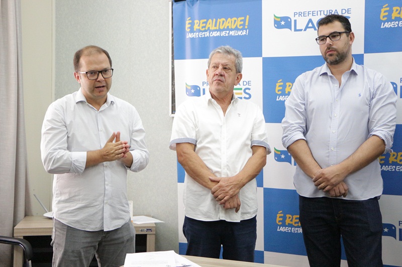 Prefeitura de Lages Prefeito em exercício Juliano Polese assina ordens de serviço para pavimentação de mais três ruas em Lages