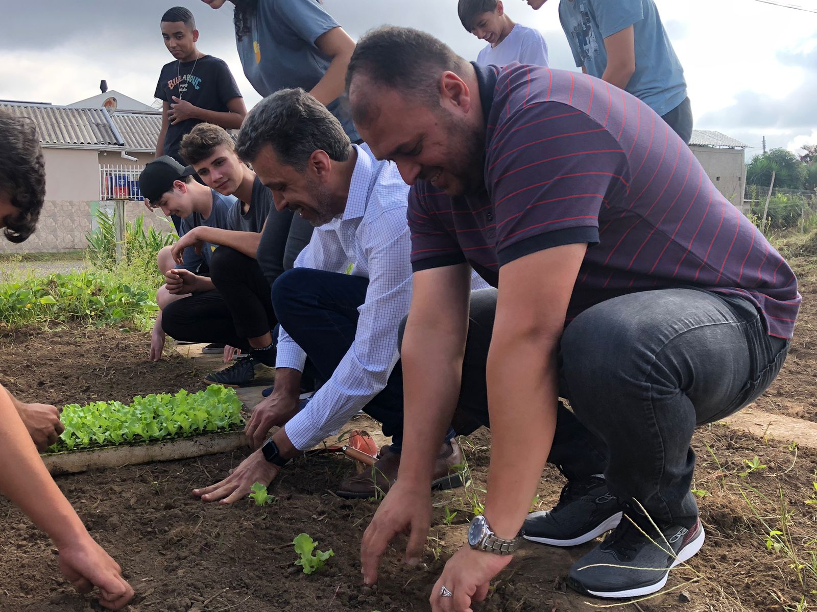 Prefeitura de Lages Horta Comunitária do bairro Universitário recebe manutenção e plantio de hortaliças
