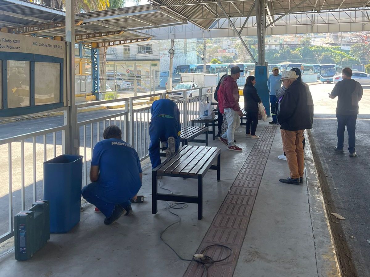 Prefeitura de Lages Concluída instalação de novos bancos no Terminal Urbano 