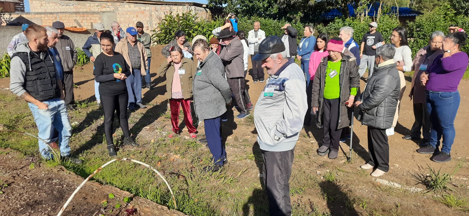Prefeitura de Lages Idosos de instituições de longa permanência visitam Horto das Flores e horta comunitária do bairro Várzea  