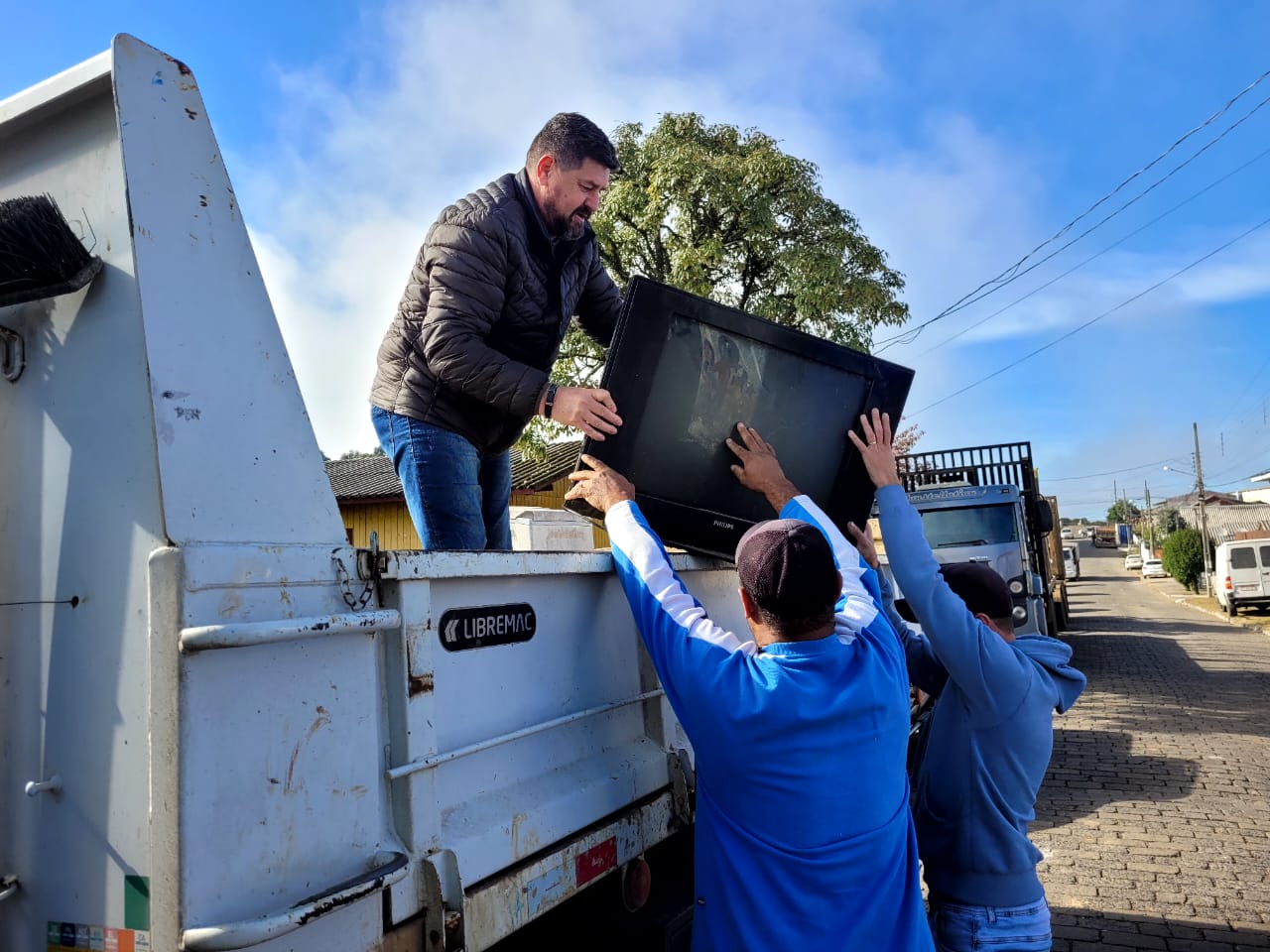 Prefeitura de Lages Mutirão do Lixo Eletrônico atinge sua 7ª edição e contempla moradores do bairro Vila Mariza e região com recolhimento de 1.500 quilos de resíduos 