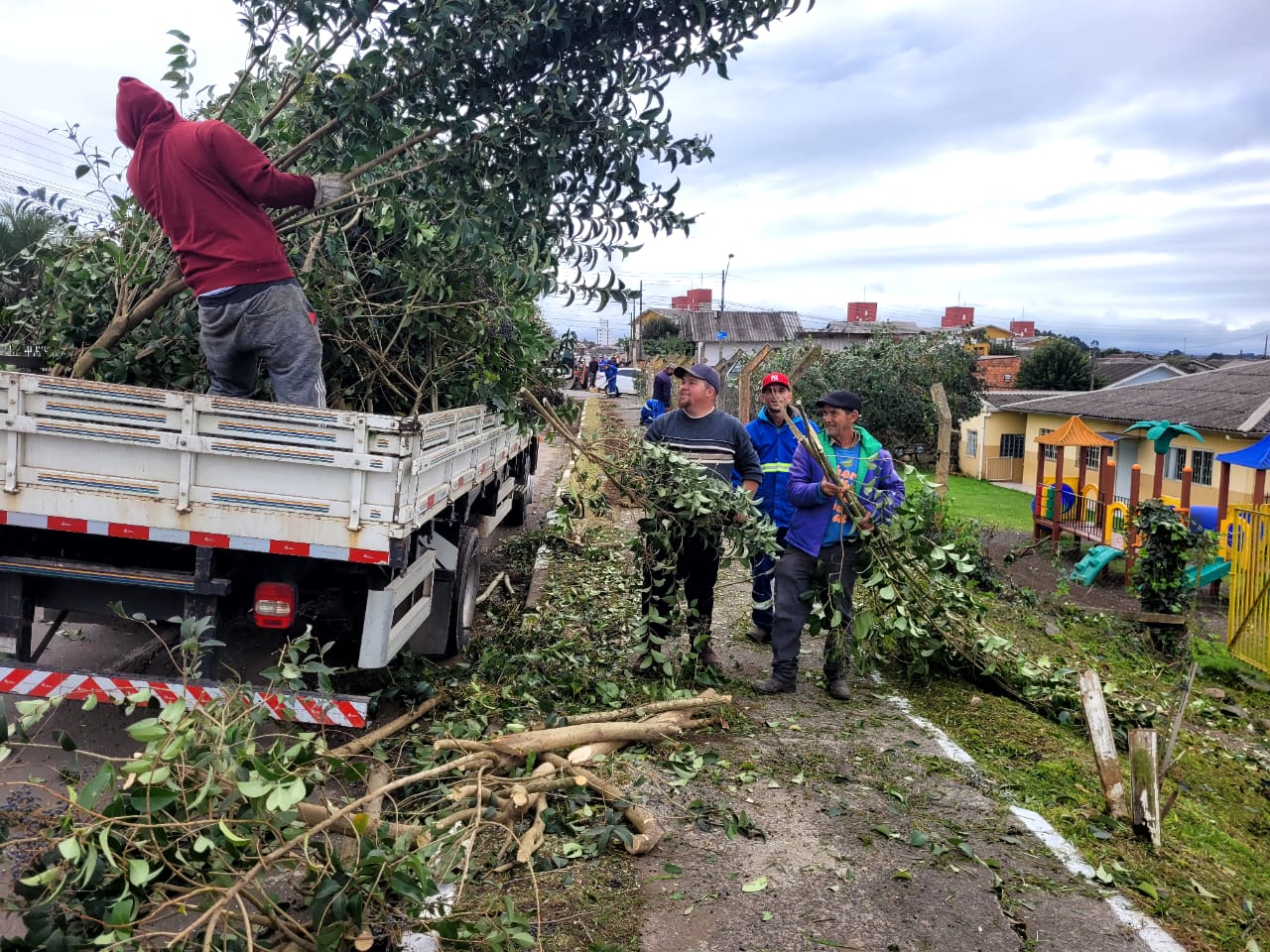 Prefeitura de Lages Mutirão de limpeza e serviços públicos atende região do bairro Popular