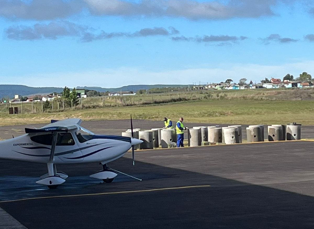 Prefeitura de Lages Primeiras movimentações de obra referente a aparelho de auxílio visual Indicador de Percurso de Aproximação de Precisão no Aeroporto Federal iniciam neste feriado da padroeira de Lages