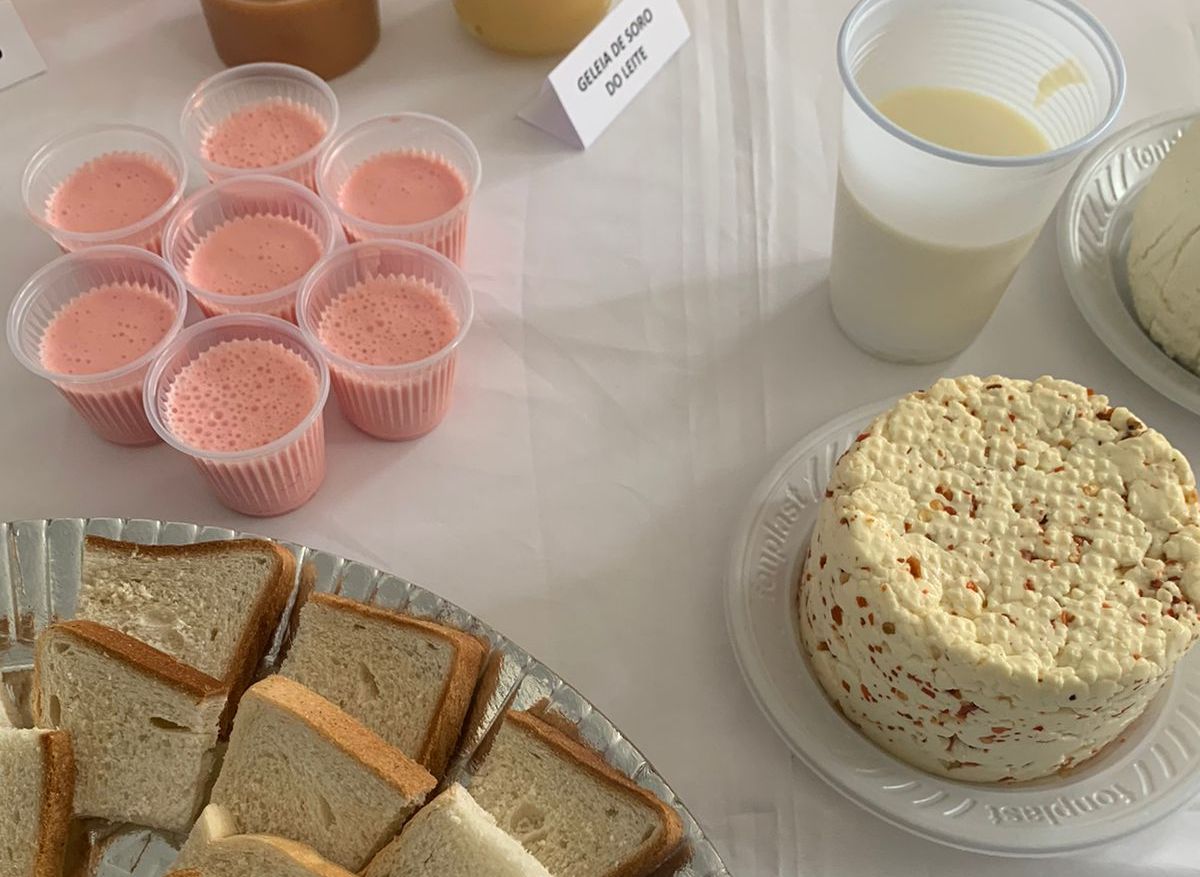 Prefeitura de Lages A cremosidade e sabor de requeijões, doces de leite, leites condensados, iogurtes e cinco tipos de queijos na Oficina de Derivados do Leite