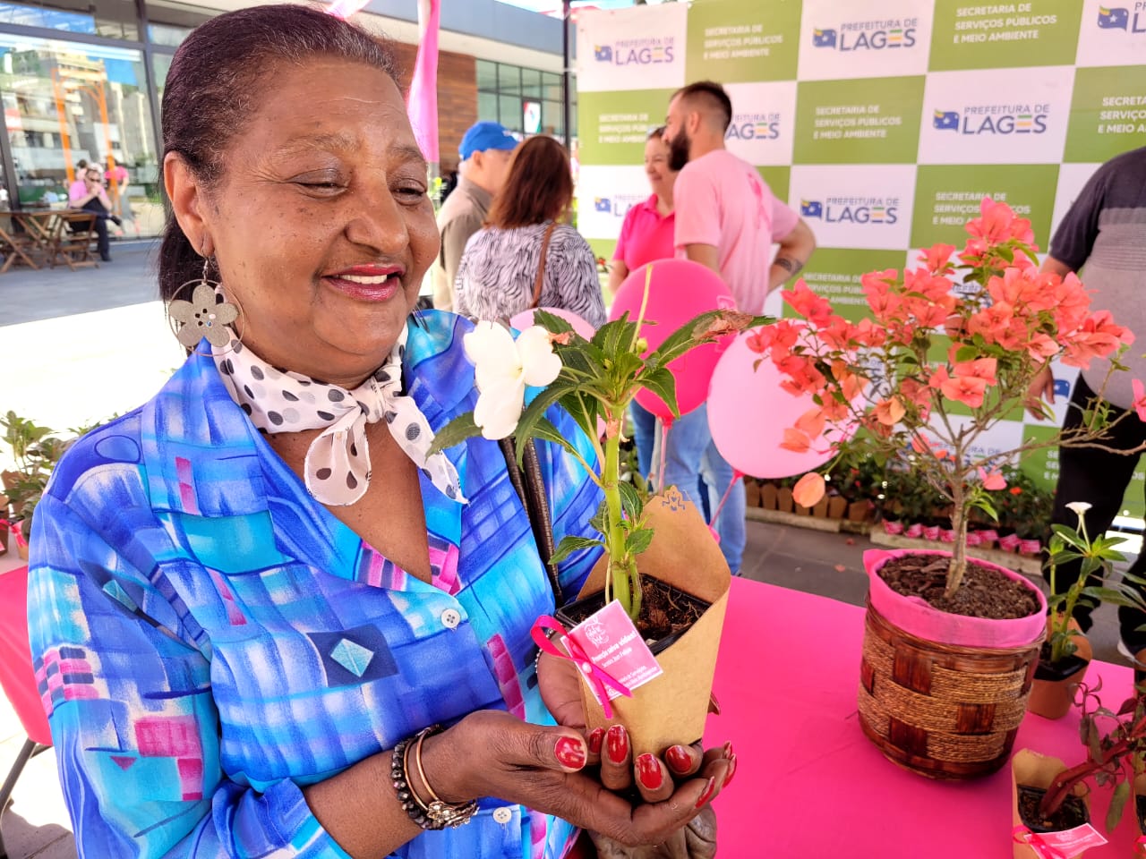 Prefeitura de Lages Quarta-feira de Sol no Calçadão: Mulheres são presenteadas com 500 flores nestes dias finais do Outubro Rosa