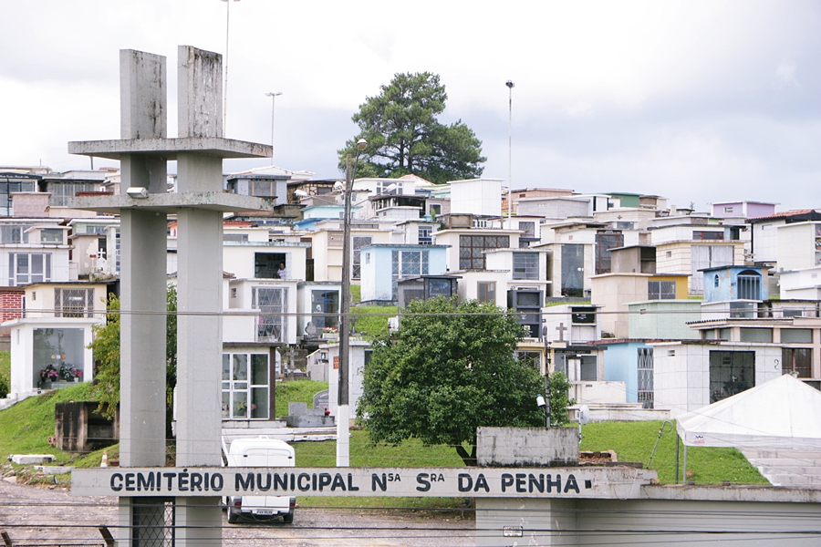 Prefeitura de Lages Prefeitura aciona quatro pessoas a comparecer ao Cemitério Nossa Senhora da Penha até o prazo de 17 de novembro com a intenção de regularização e desocupação de gavetas públicas de seus entes queridos familiares   