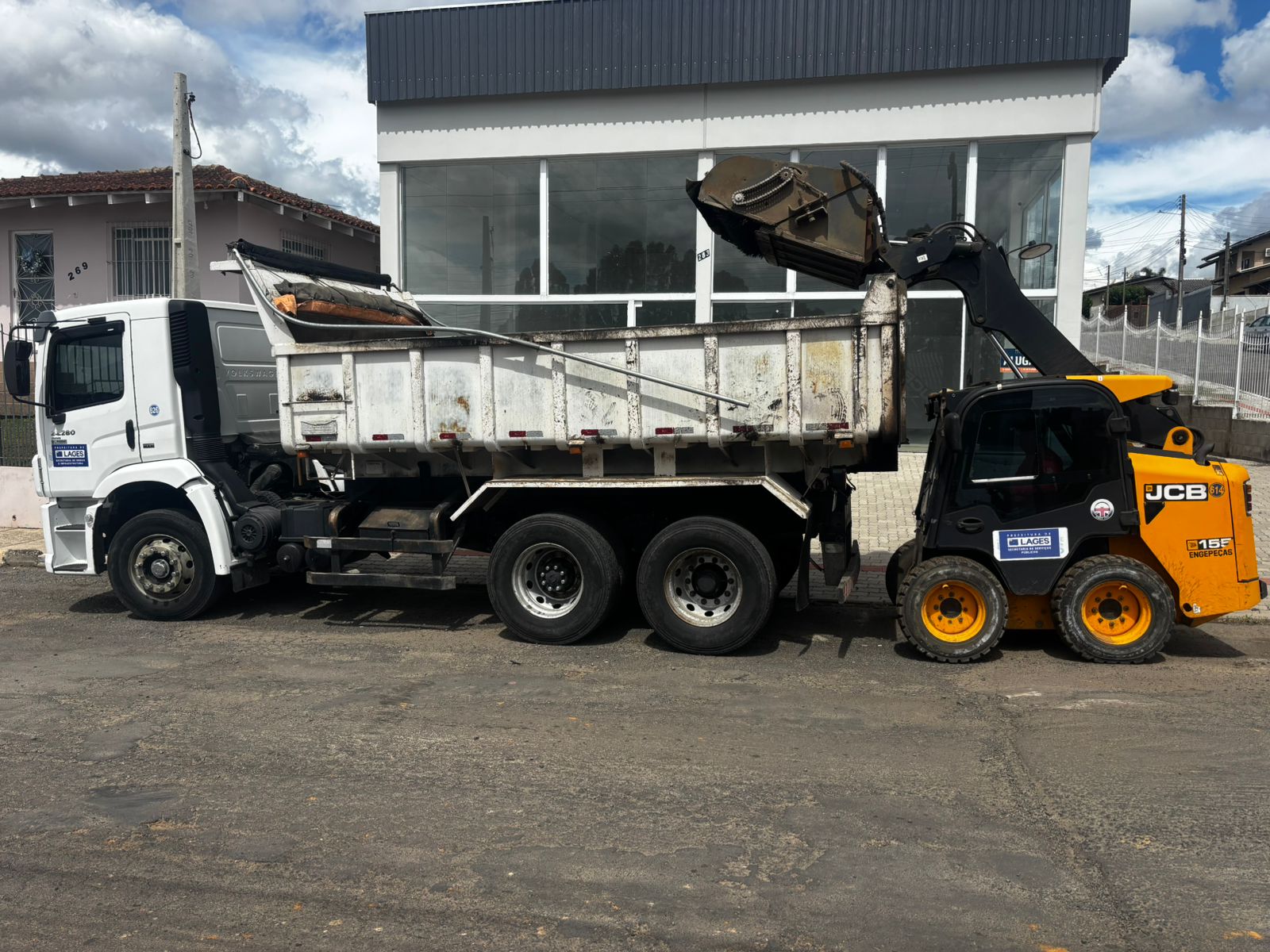 Prefeitura de Lages Retirada e reaproveitamento de pedras são realizados na avenida Corina Caon