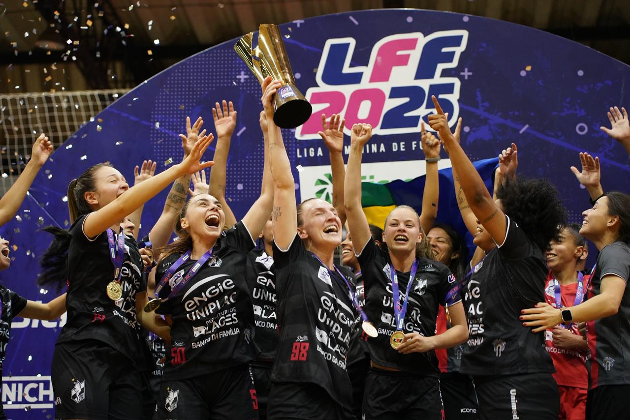 Prefeitura de Lages Histórico! Leoas da Serra conquistam título inédito da Liga Feminina de Futsal 2025