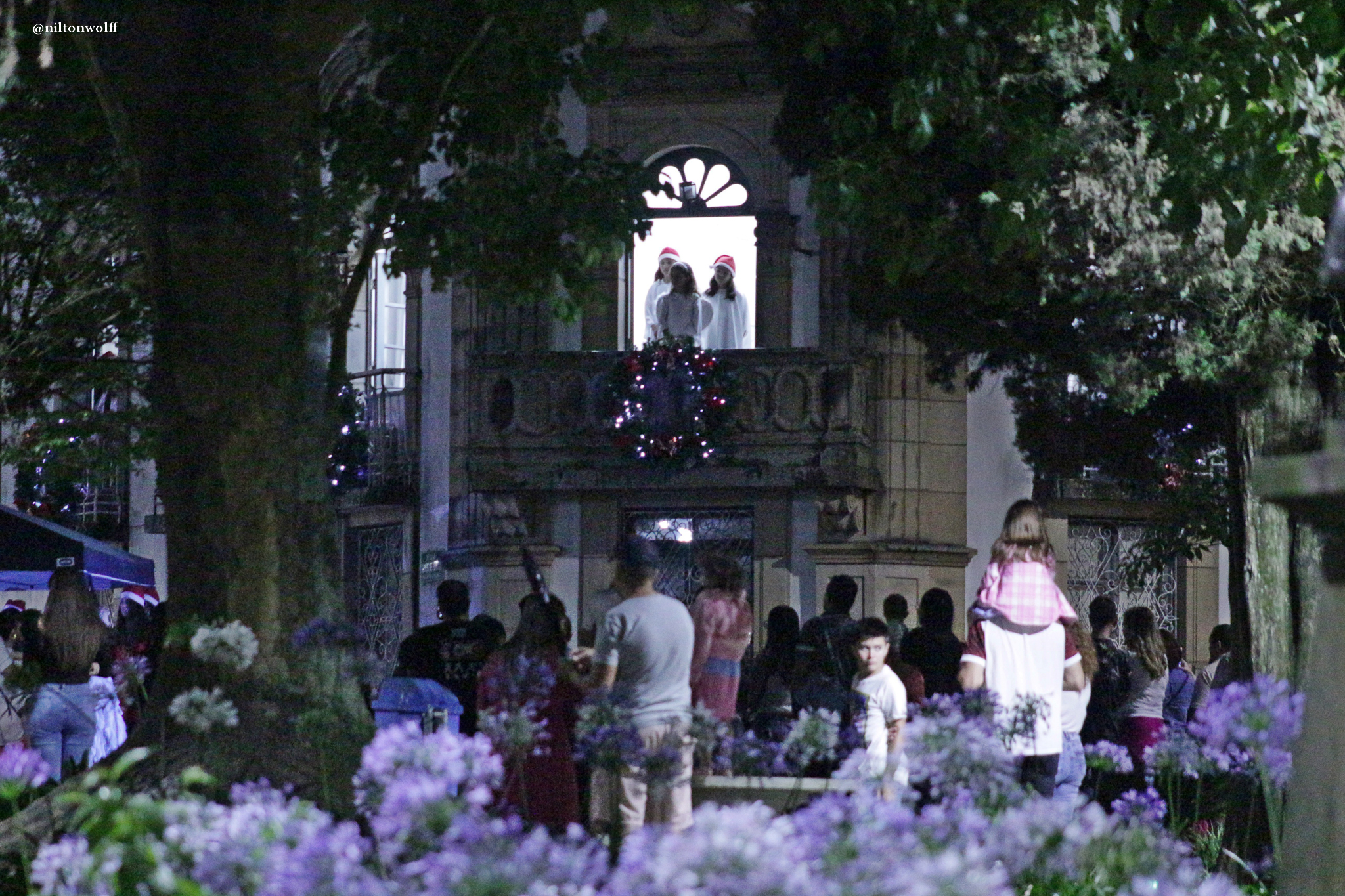 Prefeitura de Lages “Anjos na Janela” é espetáculo e patrimônio que encanta o Natal Felicidade 