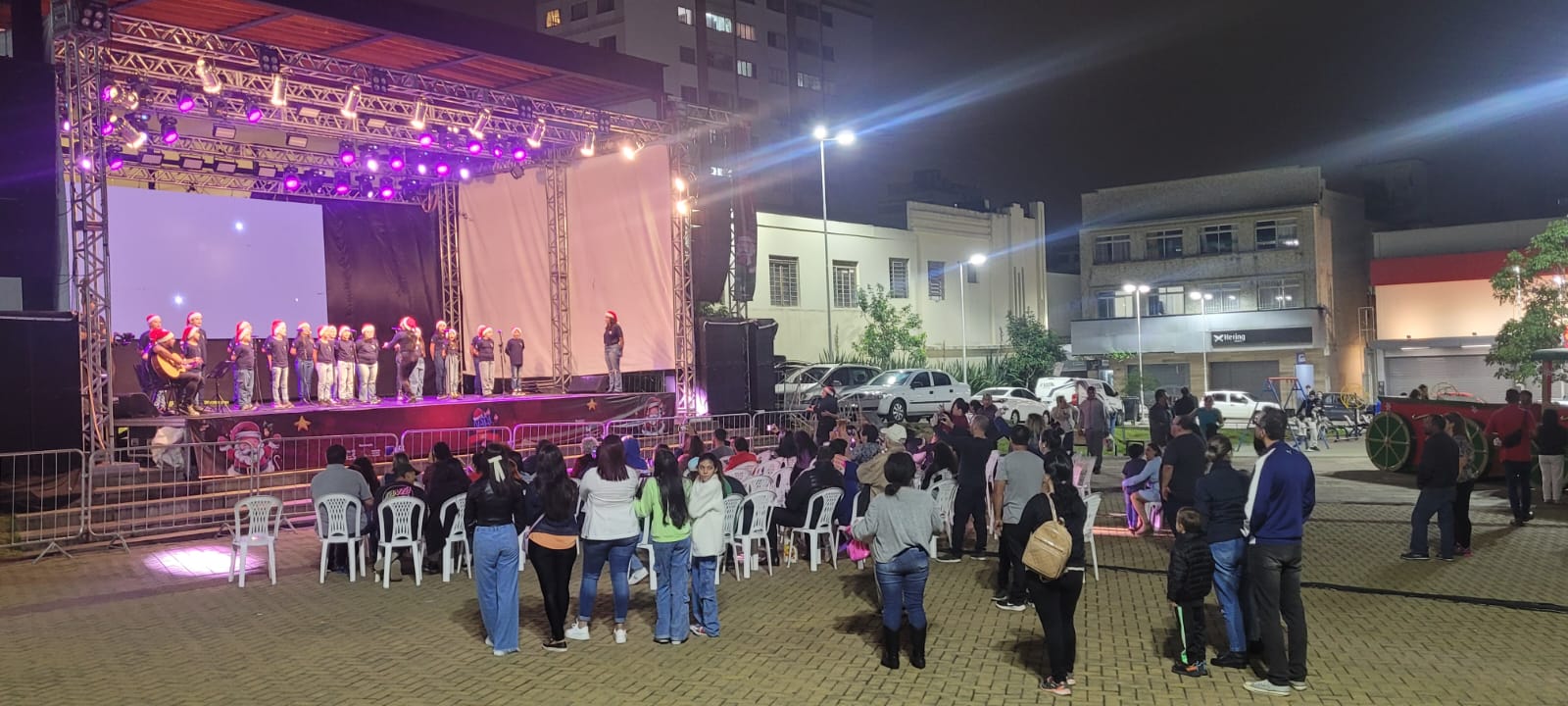 Prefeitura de Lages Um banquete cultural: Quarta noite de Natal Felicidade libera o palco para a graciosidade da dança clássica e do canto de amor às boas-vindas ao nascimento de Jesus 