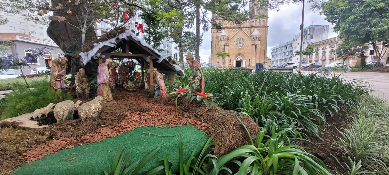 Prefeitura de Lages Anjos na Janela, Árvore dos Desejos, Casa do Papai Noel, Balanço de Renas e Bondinho do Papai Noel