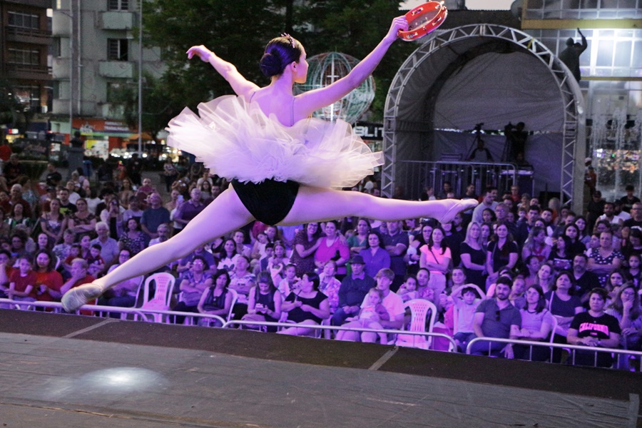 Prefeitura de Lages Na noite da dança e da música, mais de 350 alunos mostram seus talentos no palco do Natal Felicidade
