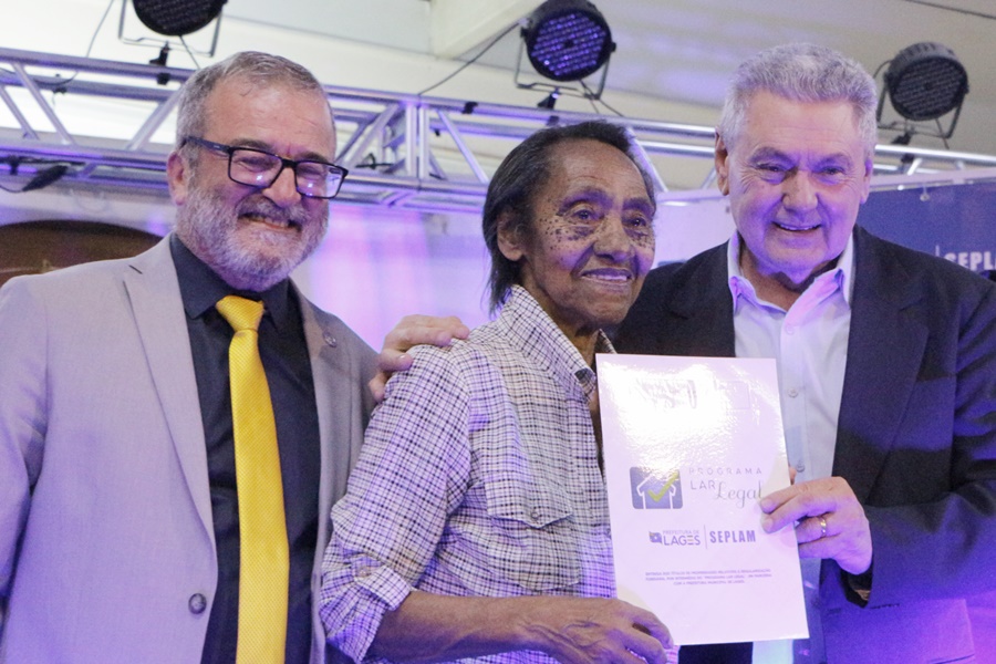 Prefeitura de Lages Programa Lar Legal entrega mais 75 títulos de propriedade a moradores do bairro Habitação