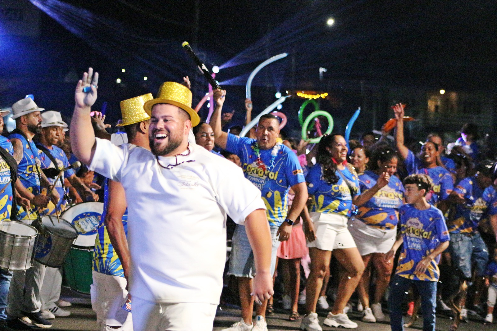 Prefeitura de Lages Lageanos caem na folia em noite de carnaval com a participação de blocos e escolas de samba