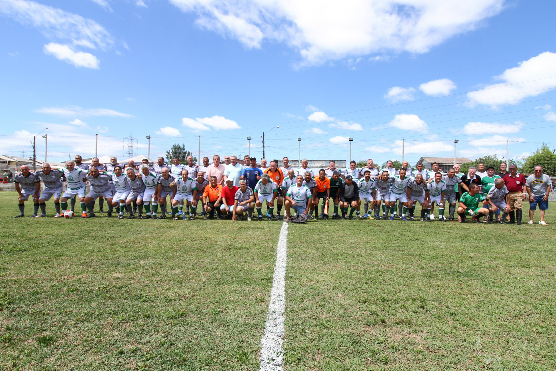 Prefeitura de Lages Prefeitura de Lages entrega revitalização do campo de futebol do bairro Guarujá 