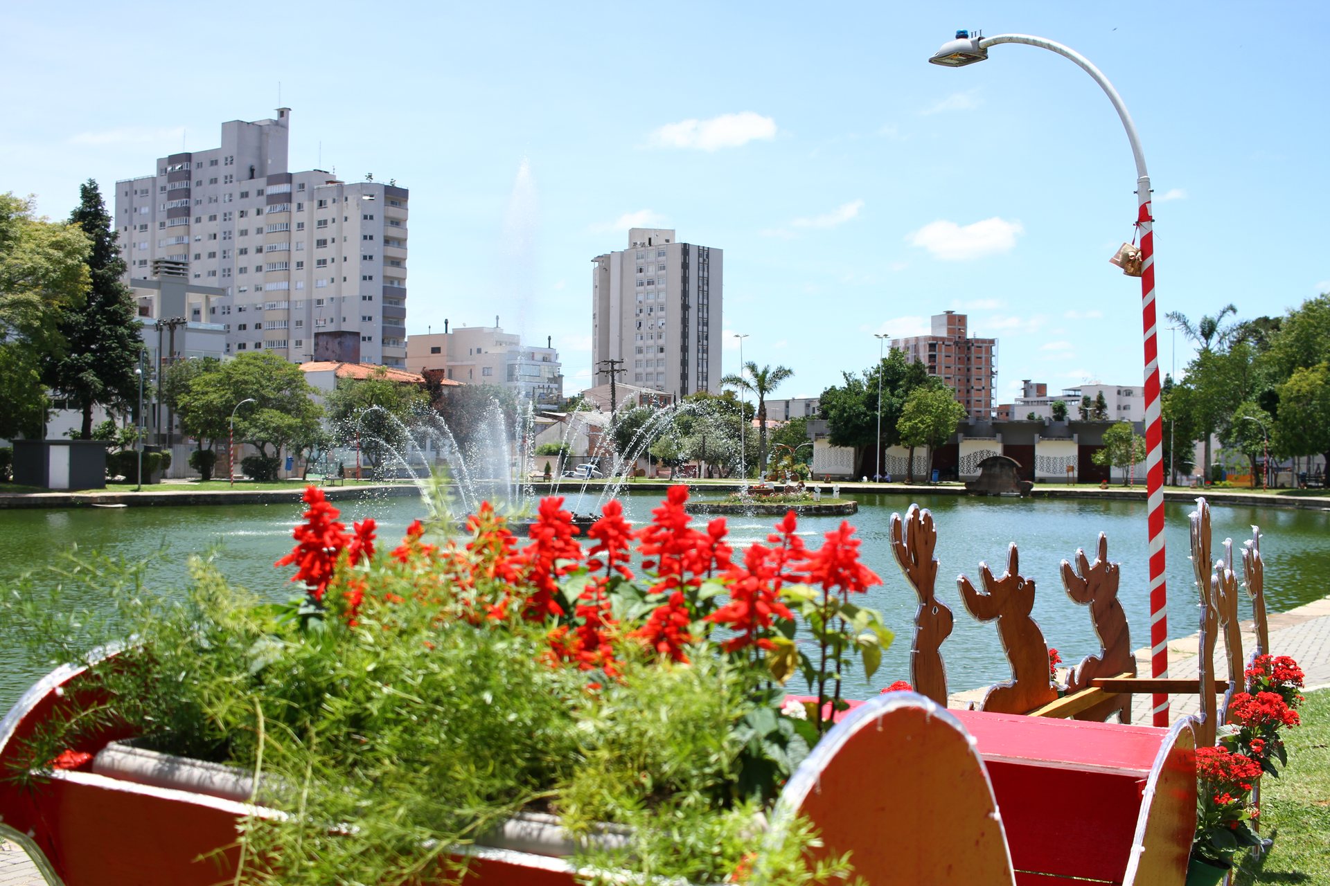 Prefeitura de Lages Prefeitura conclui decoração do Natal Felicidade no Parque Jonas Ramos