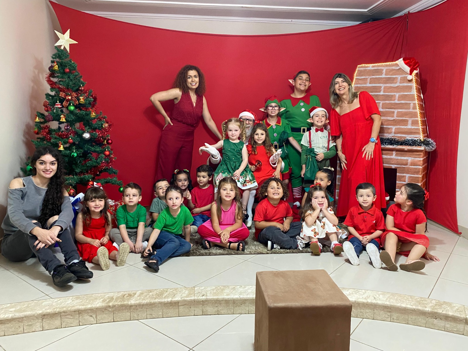 Prefeitura de Lages Atividades natalinas nas unidades municipais de ensino são marcadas por muitos presentes, nostalgia e abraços apertados