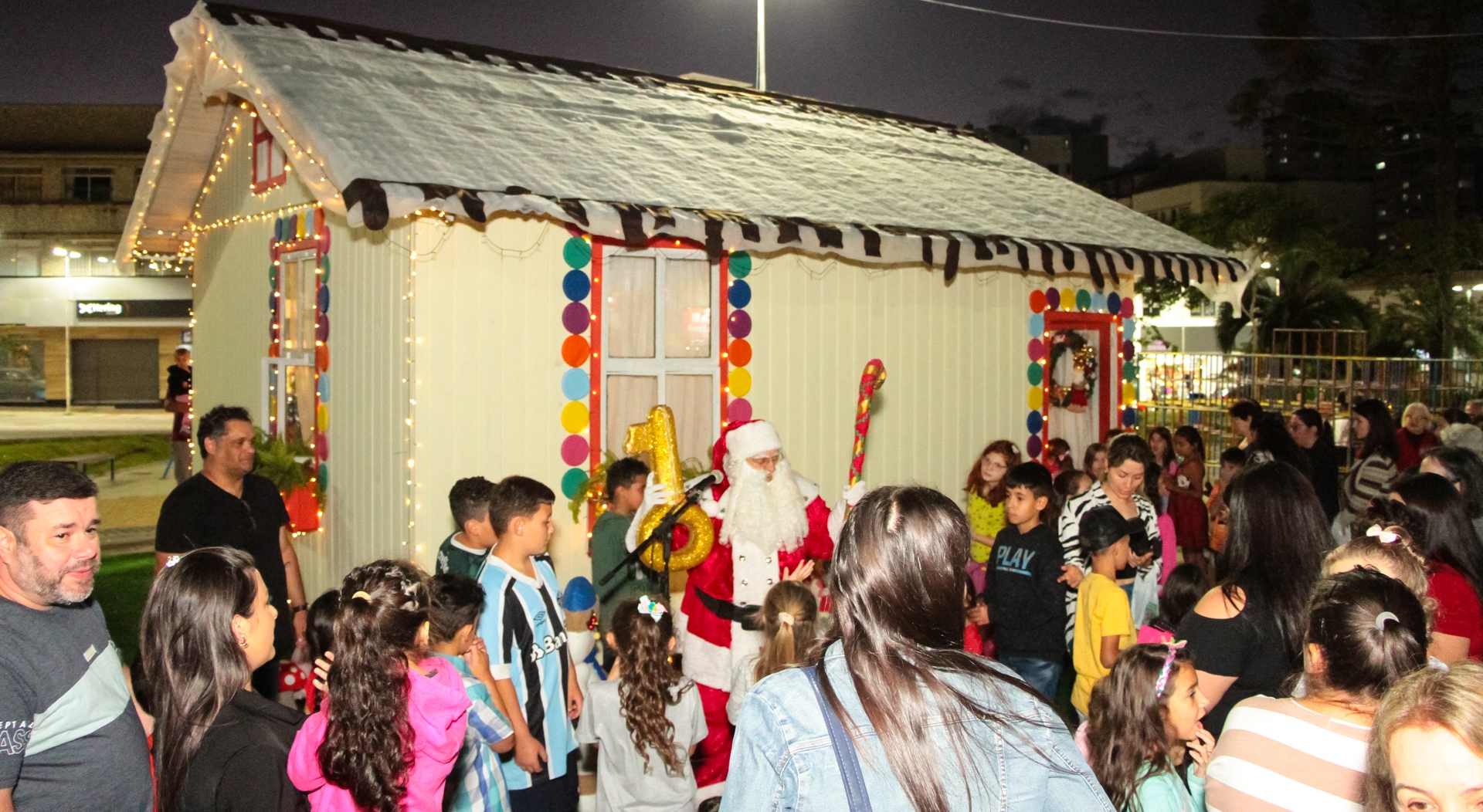 Prefeitura de Lages Magia e Encantamento com a Chegada do Papai Noel na Praça