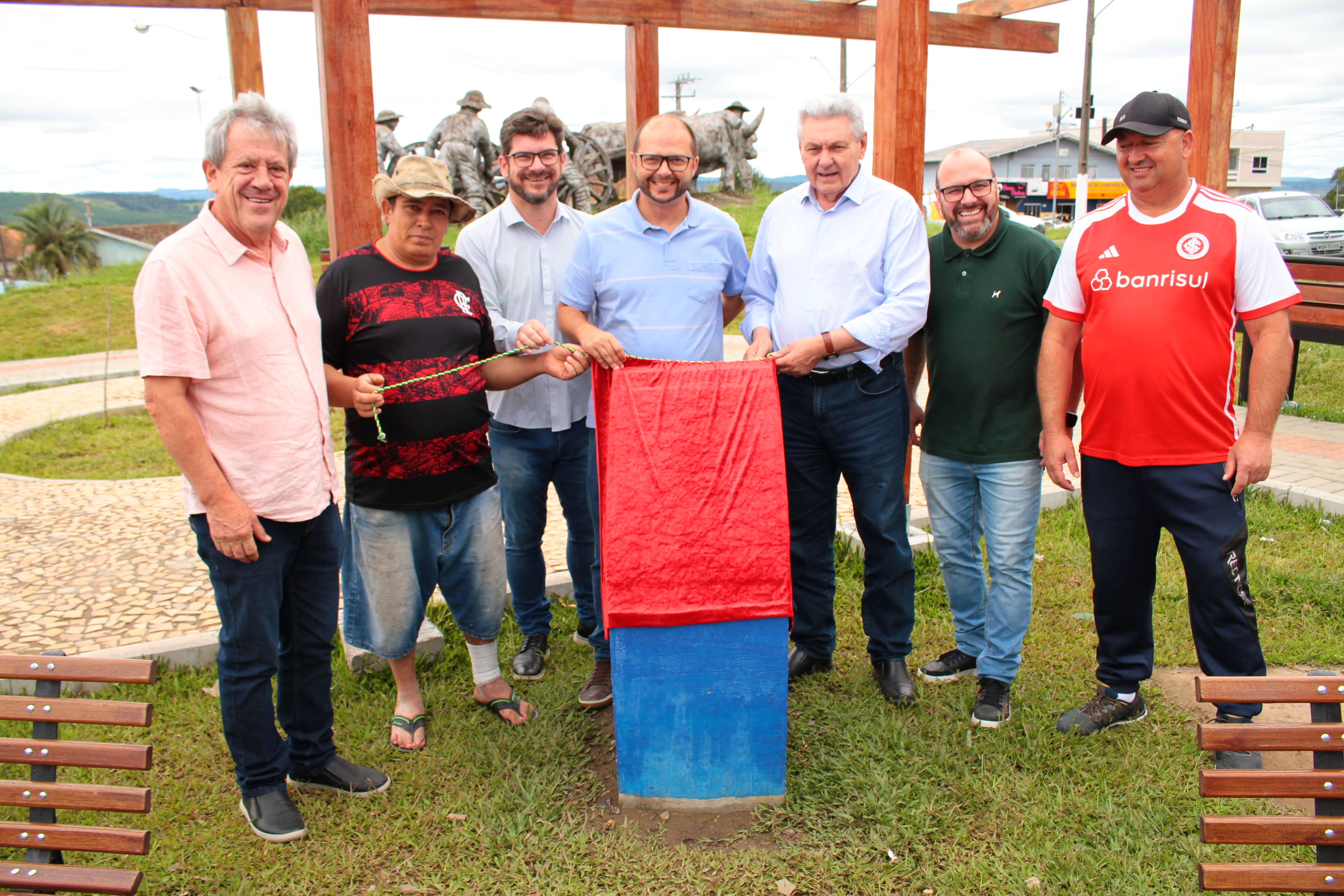Prefeitura de Lages Prefeitura entrega quadra poliesportiva e sintética à comunidade no bairro Santa Helena  