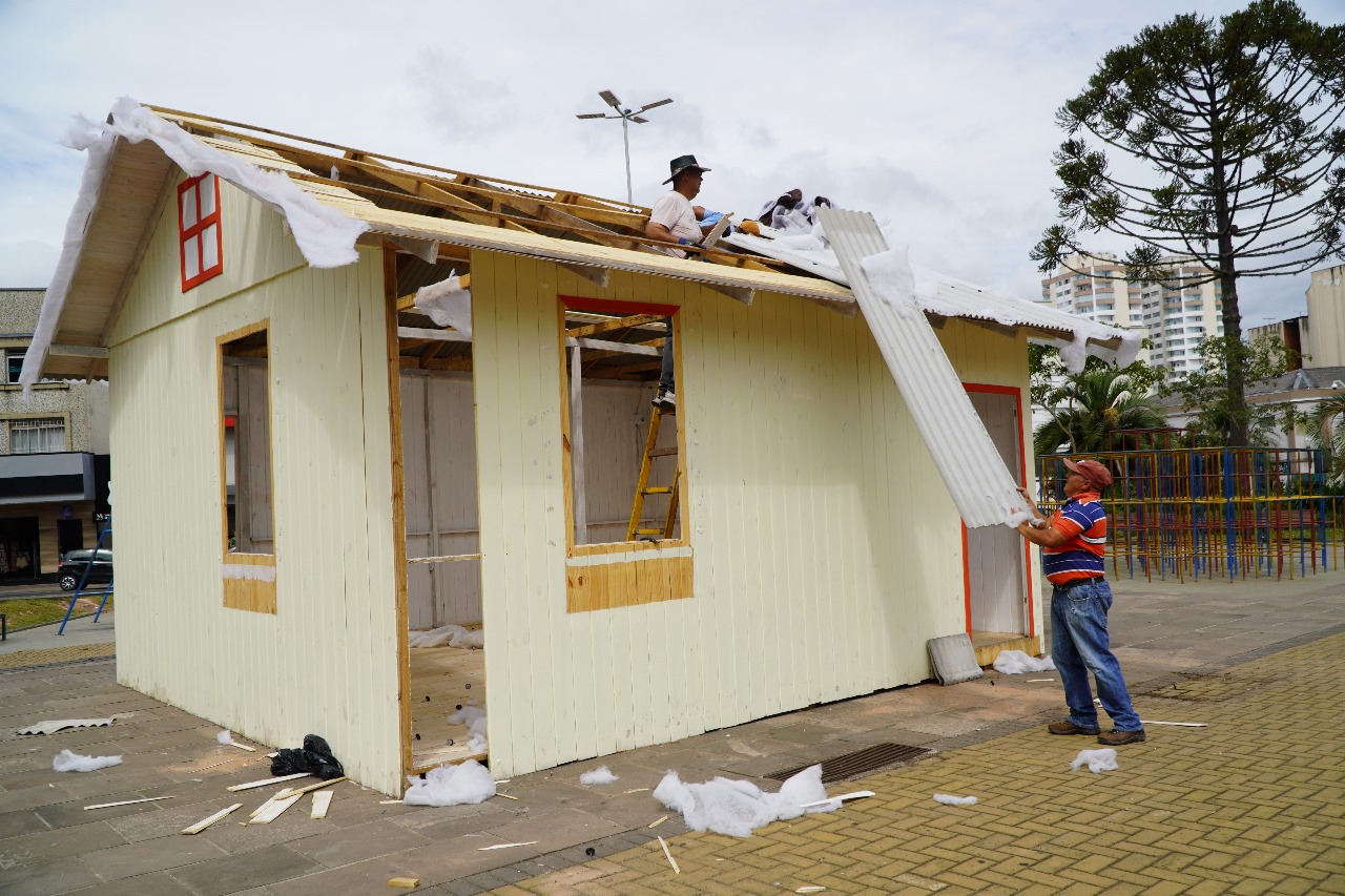 Prefeitura de Lages Material da casa do Papai Noel será reutilizado na construção de casa popular