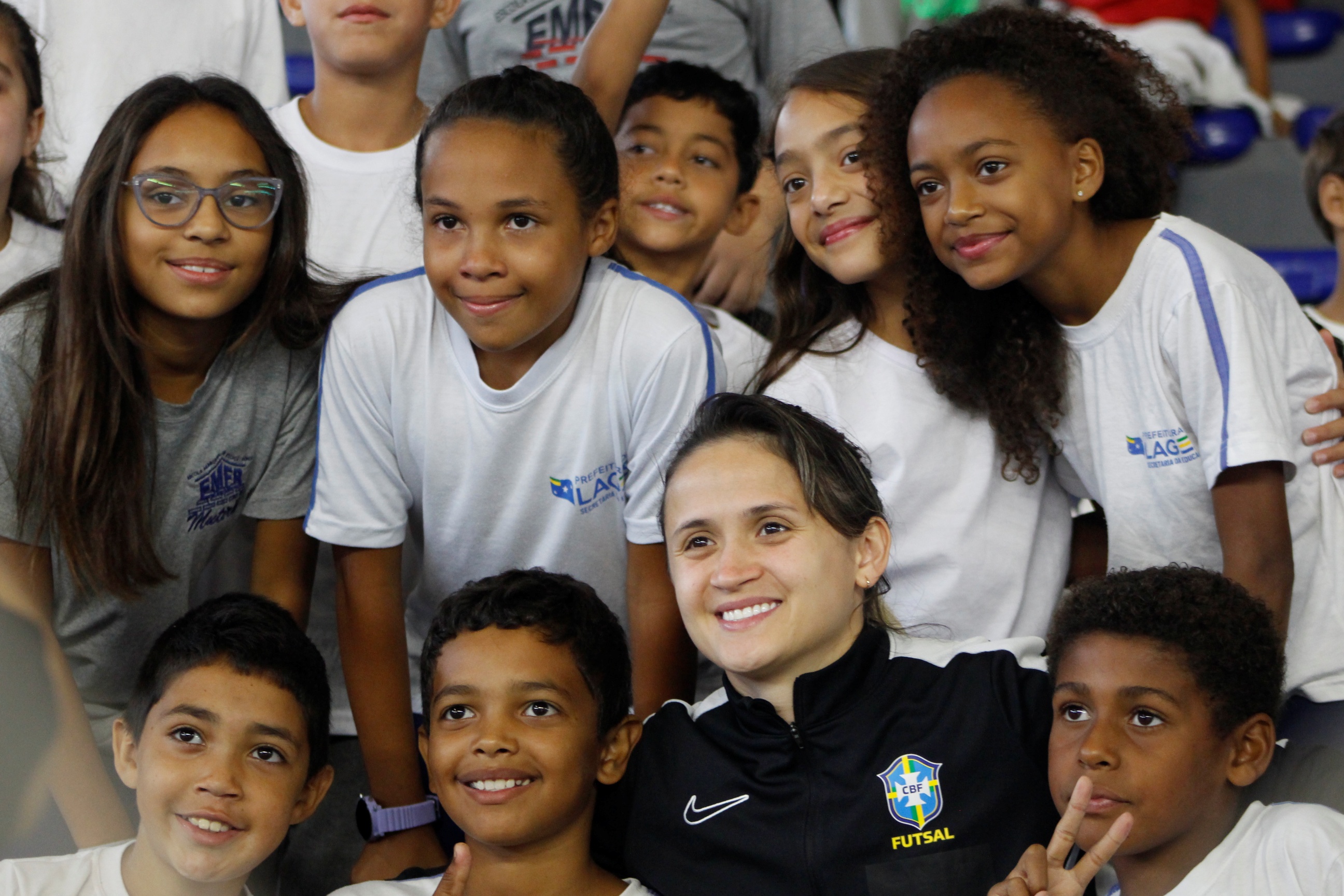 Prefeitura de Lages Crianças da rede de ensino municipal e idosos atendidos pela Prefeitura de Lages visitam treino da Seleção Brasileira de futsal feminino