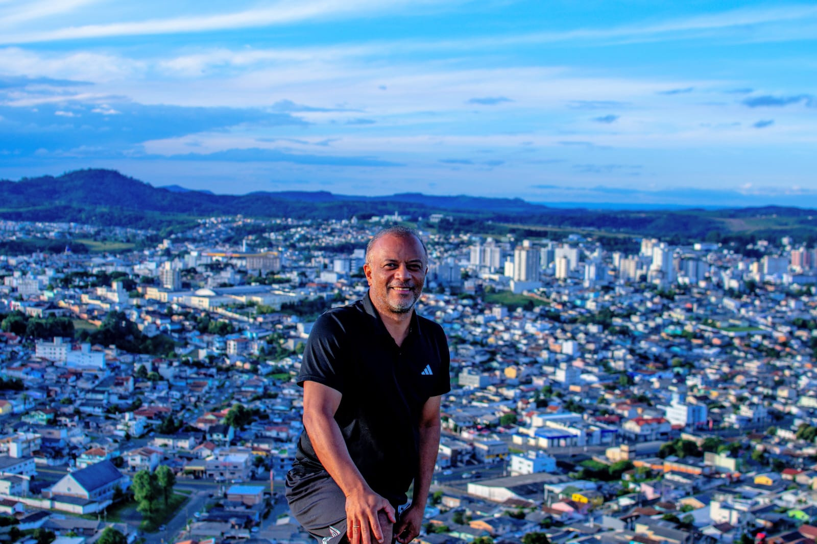 Prefeitura de Lages “Carioca de Lages”: Às cegas, Eli saiu do Rio de Janeiro ao escolher Lages como a cidade onde iria escrever novos capítulos de uma nova etapa de sua história e logo de cara viu que não poderia ter feito escolha melhor