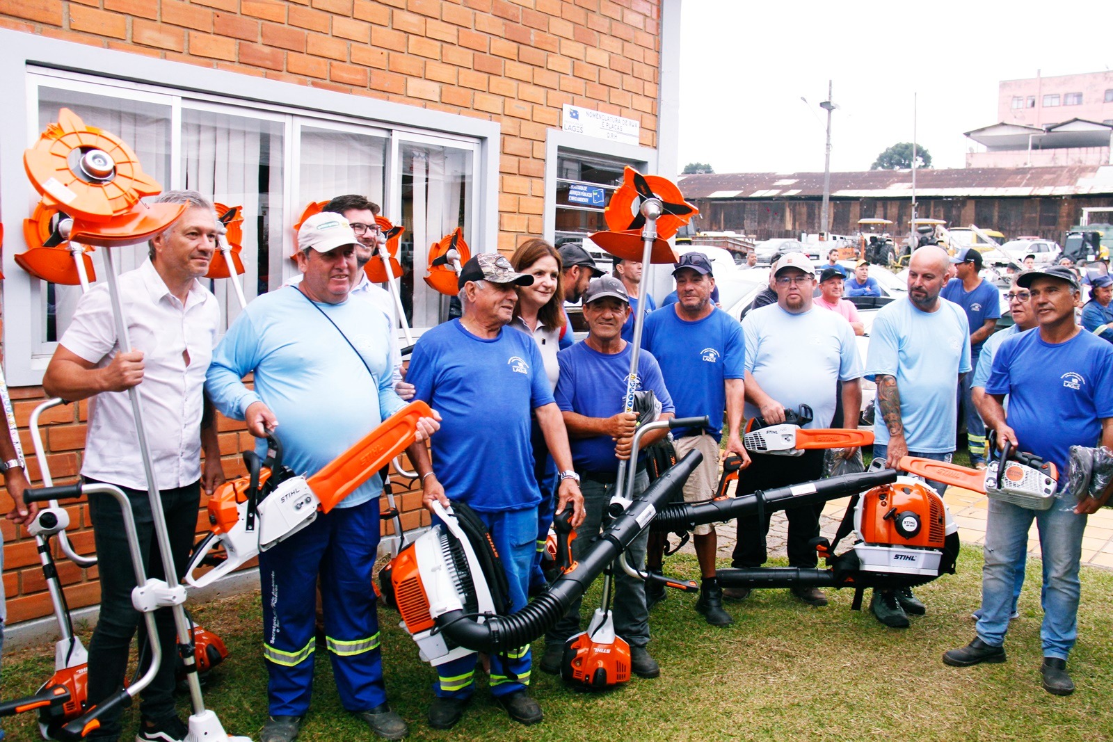 Prefeitura de Lages Prefeitura de Lages entrega novos equipamentos e uniformes para servidores da Secretaria de Serviços Públicos
