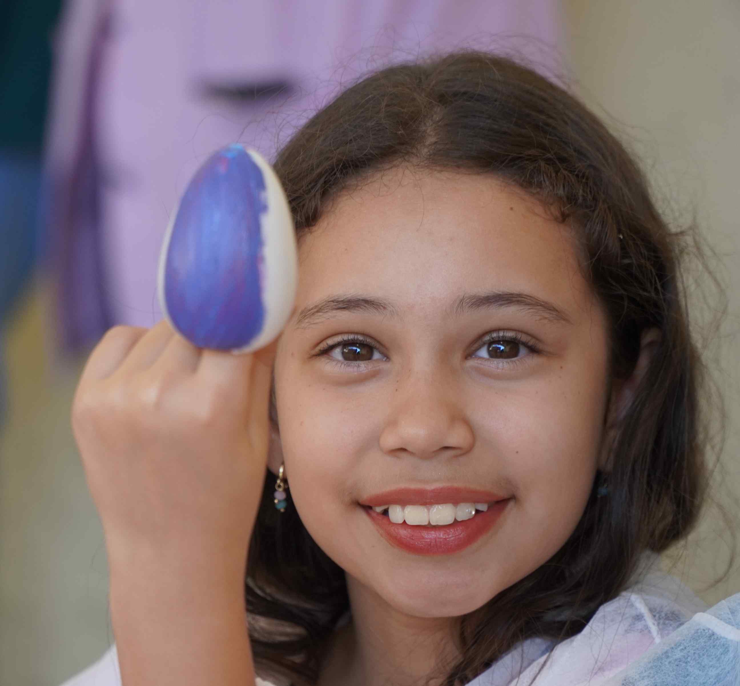 Prefeitura de Lages O Coelhinho está chegando! Crianças e adultos se envolvem na pintura de ovinhos coloridos da Doce Páscoa de Lages