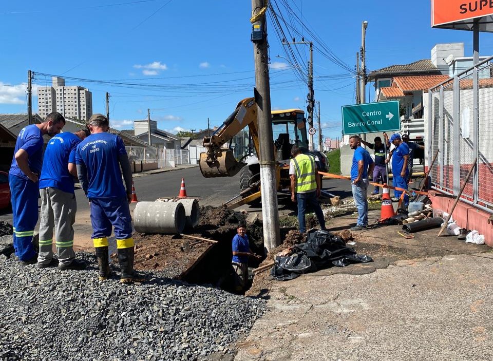 Prefeitura de Lages Prefeitura realiza trabalho emergencial em rua onde pavimento cedeu, com risco de queda de poste de iluminação no Santa Helena