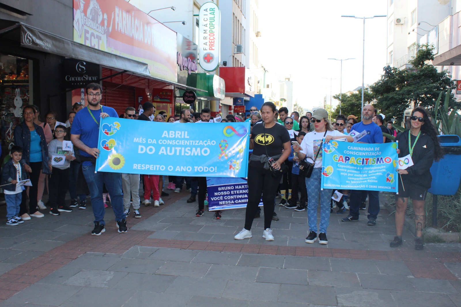 Prefeitura de Lages Mais de 200 pessoas participam da 3ª edição da Caminhada de Conscientização do Autismo no Parque Jonas Ramos
