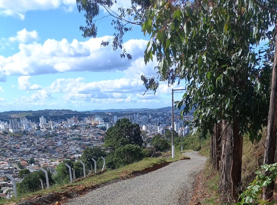 Prefeitura de Lages Máquinas da Secretaria de Obras e Infraestrutura chegam ao Morro da Cruz