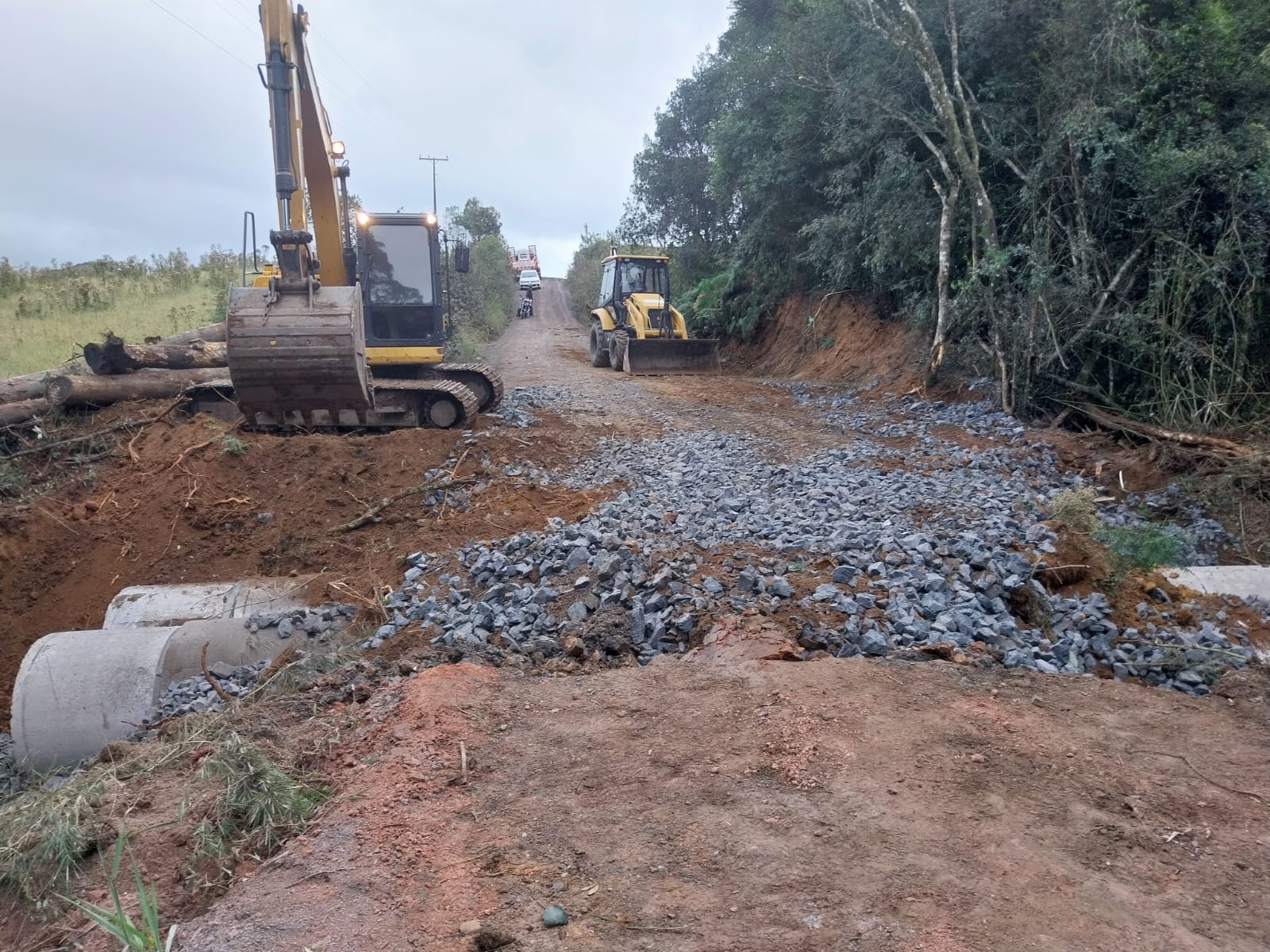 Prefeitura de Lages Ponte de madeira da estrada geral de Pedras Brancas é substituída por aterro
