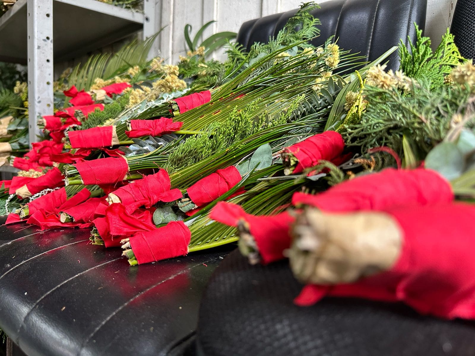 Prefeitura de Lages Em torno de 1.500 buquês são produzidos voluntariamente por servidores da Secretaria de Serviços Públicos e serão doados aos fiéis no Domingo de Ramos