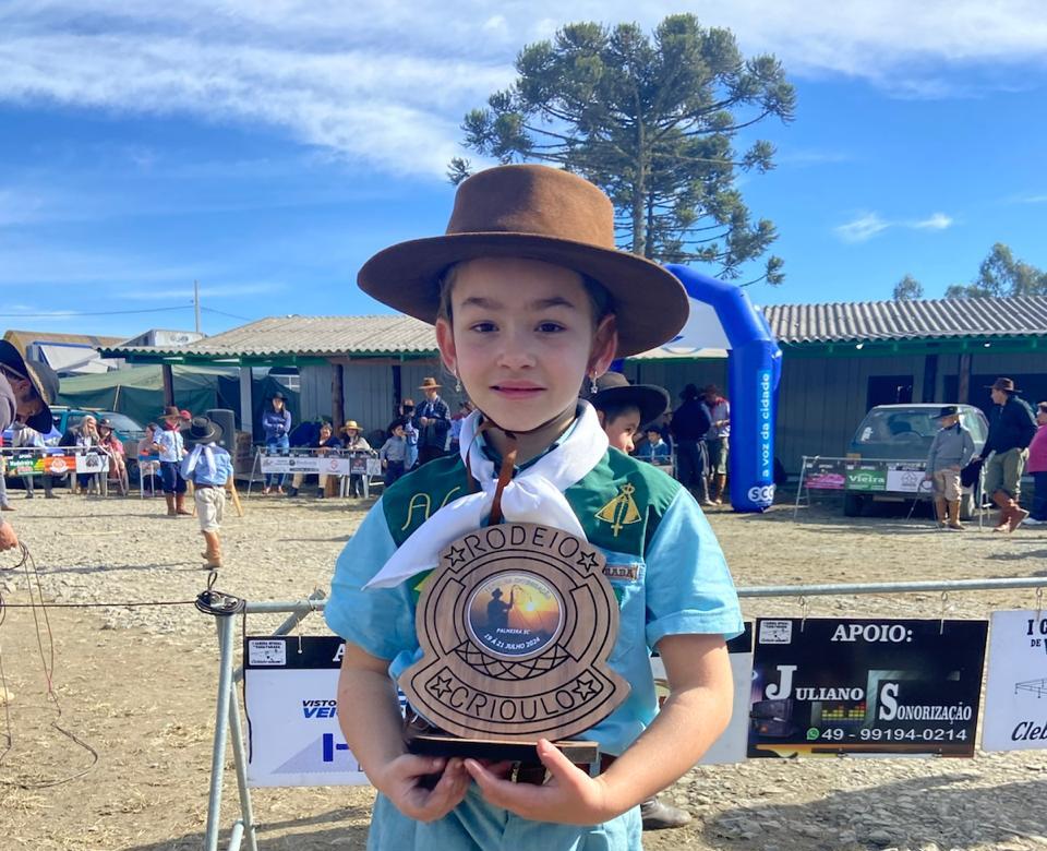 Prefeitura de Lages A estrela Laura, delicada como uma princesa serrana, valente como uma cavaleira de doma em campos de outono