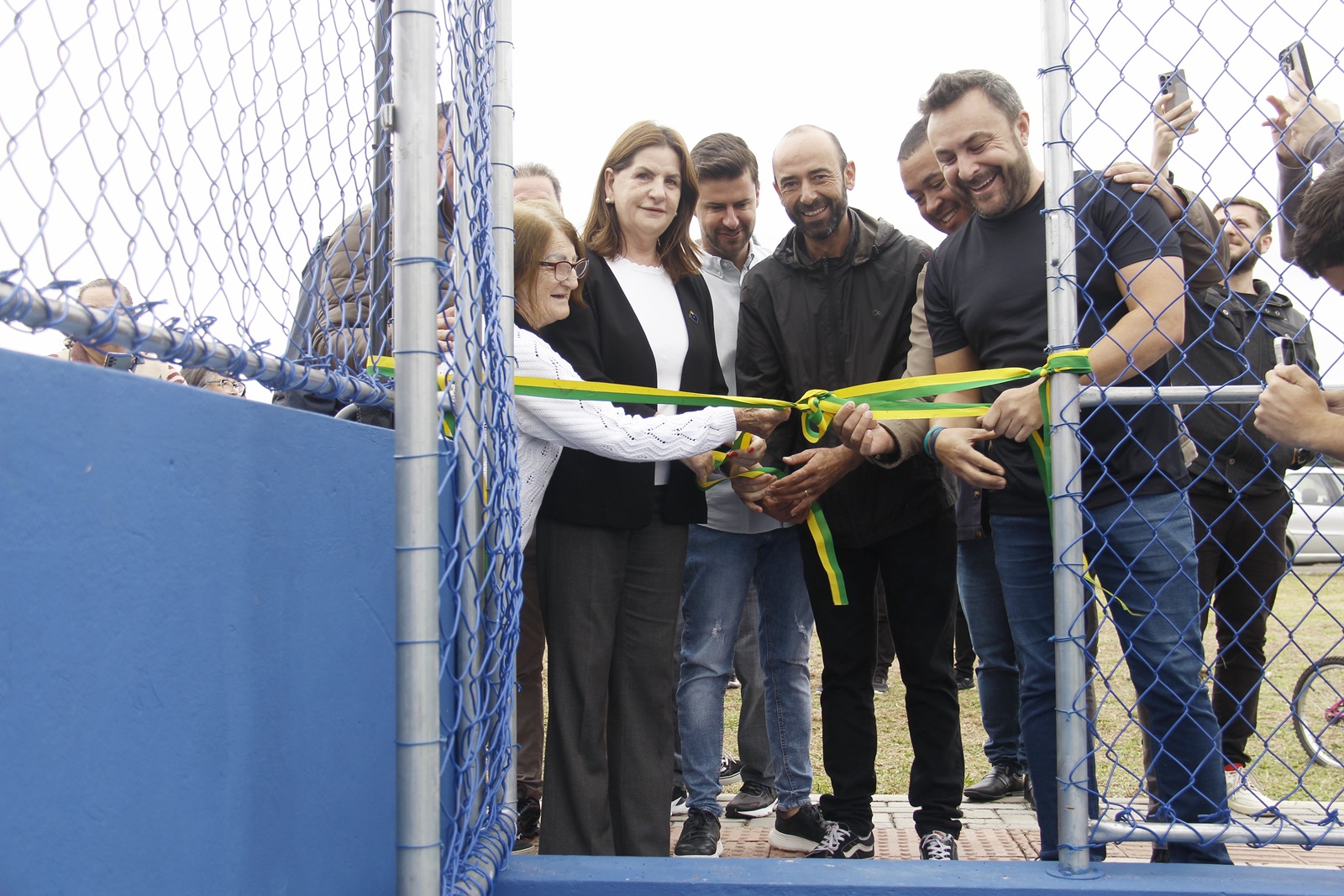 Prefeitura de Lages Bairro Guarujá ganha nova praça esportiva com quadra de grama sintética