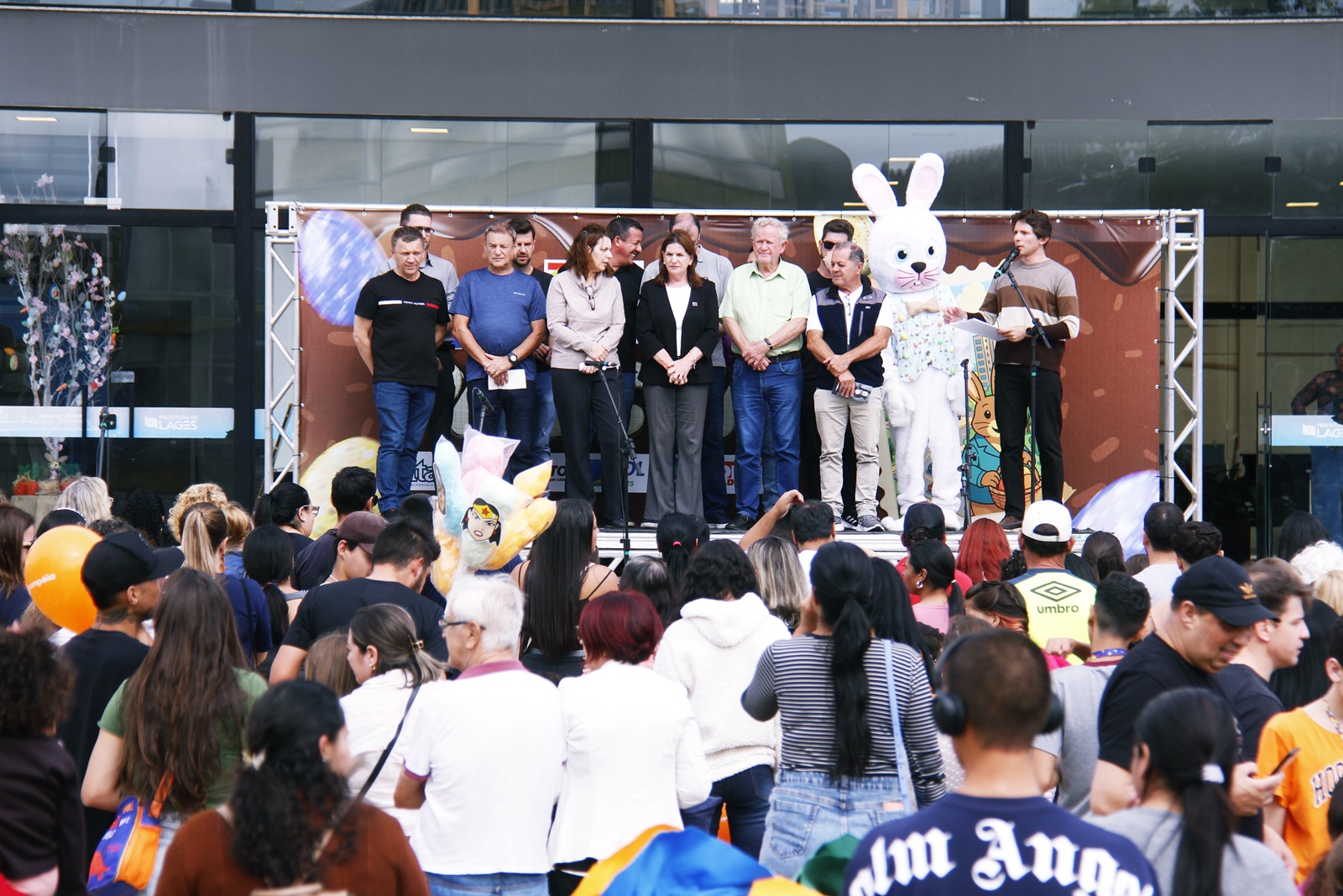 Prefeitura de Lages Abertura da Doce Páscoa encanta a multidão no calçadão de Lages com cenários lúdicos e muita emoção