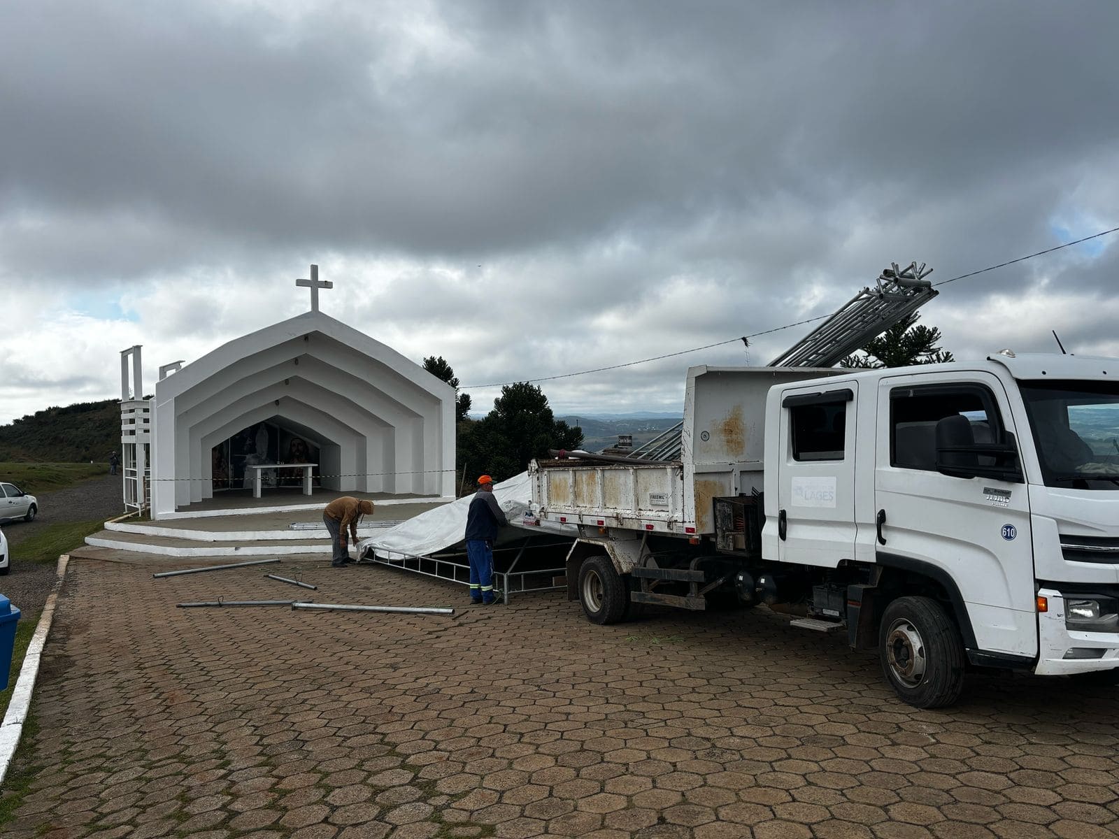 Prefeitura de Lages Força-tarefa realiza os últimos preparativos no Morro da Cruz para a Sexta-feira Santa