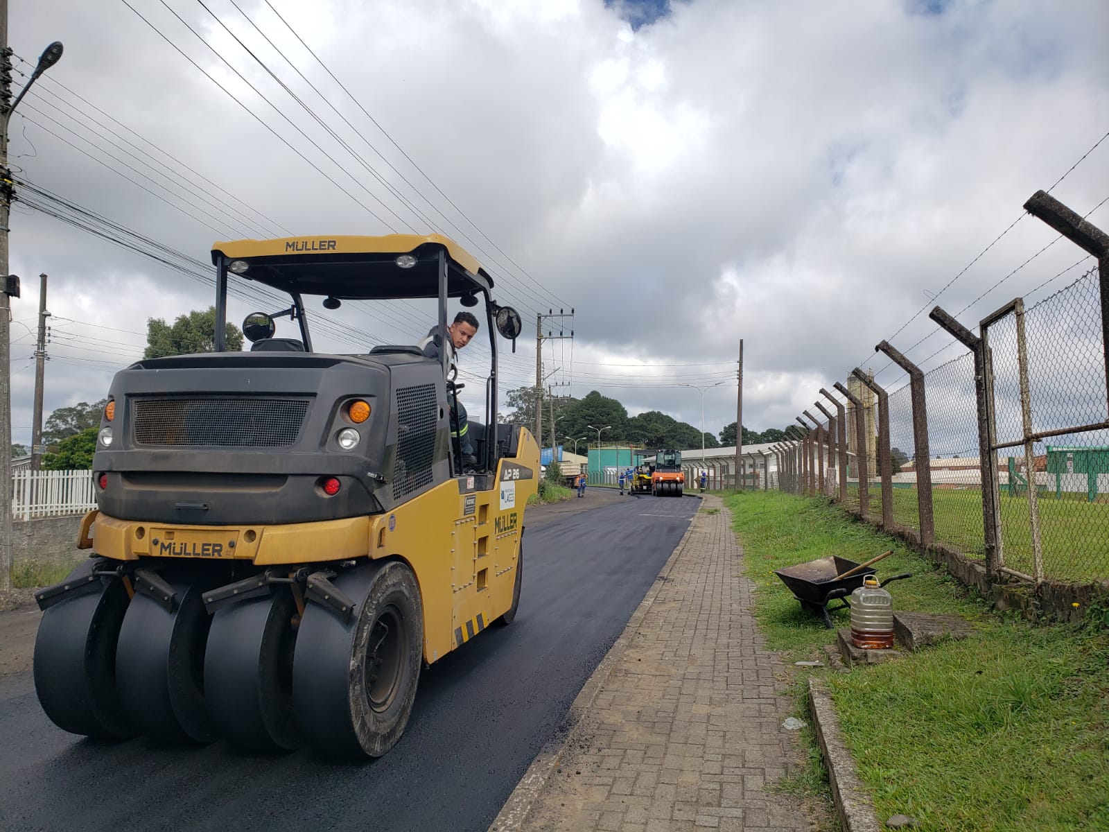 Prefeitura de Lages Infraestrutura viária no Boqueirão: asfaltamento da rua Soli Reis está em fase final