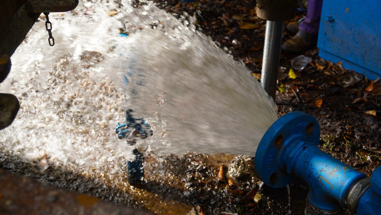 Prefeitura de Lages Equipe da Semasa instala novo dispositivo para bombeamento de água no Salto Caveiras